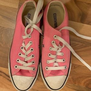 Size 7 Women’s Pink Converse